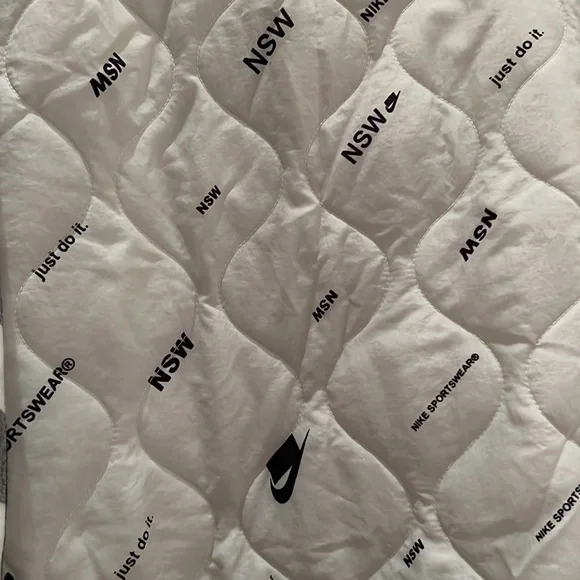 Nike - Picture 3 of 5